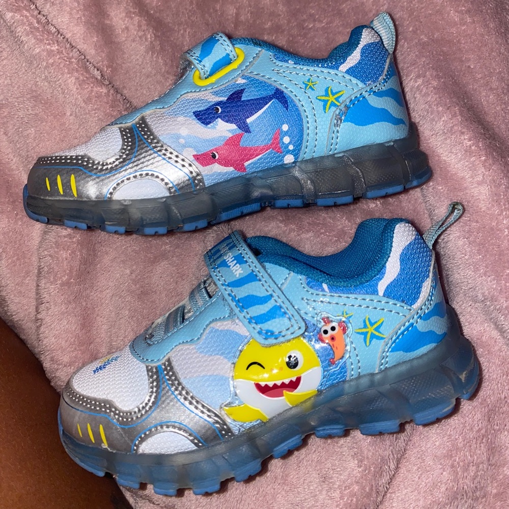 Baby Shark Light up Toddler shoes Size 8c